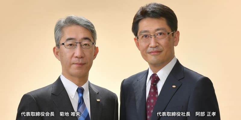 （左）代表取締役会長 菊地 唯夫（右）代表取締役社長 阿部 正孝