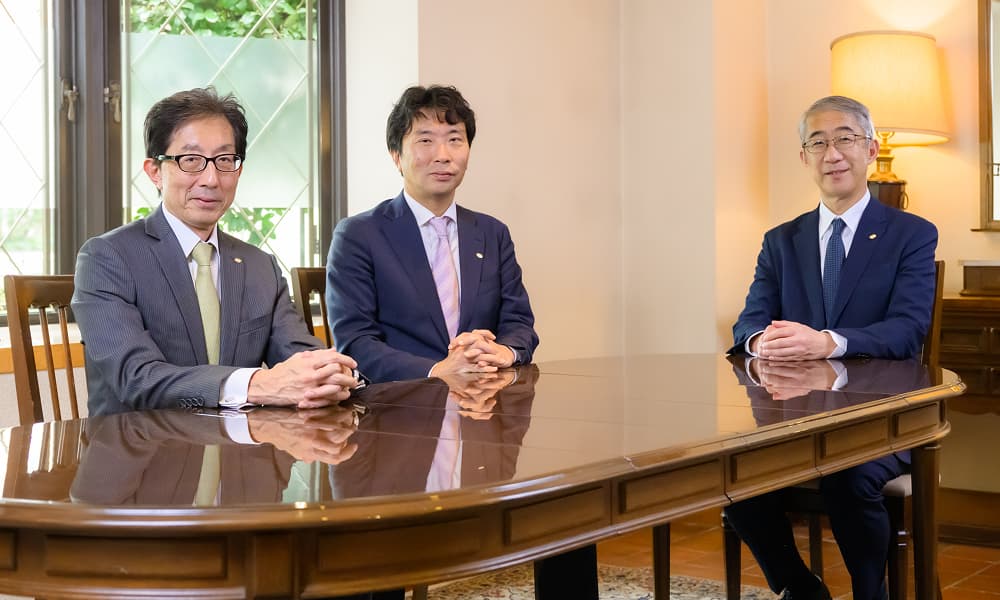 双日㈱出身の当社社外取締役2名と会長による座談会の集合写真