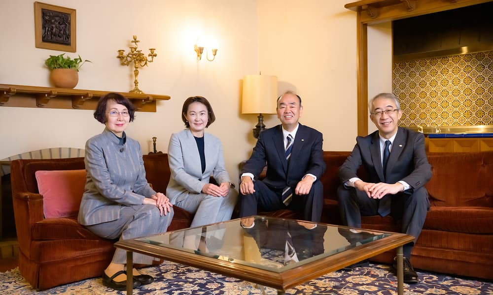 社外取締役（監査等委員）3名と会長による座談会の集合写真