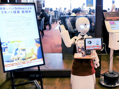 ロイヤルホスト羽田空港店にて分身ロボット「OriHime（オリヒメ）」が接客中　2024 年７月23 日（火）～10月31日（木）／火・水・木 11:00～14:00