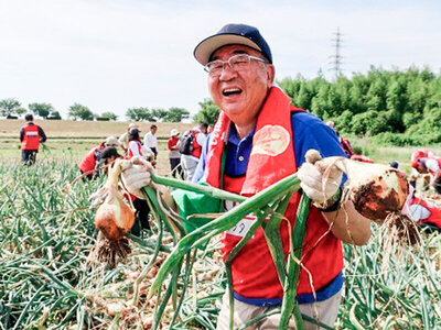 「産地を知ろう」活動を実施（佐賀県佐賀市、玉ねぎ収穫体験１回目）