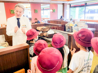 近隣小学校の児童さんへ、ロイヤルホストをご紹介